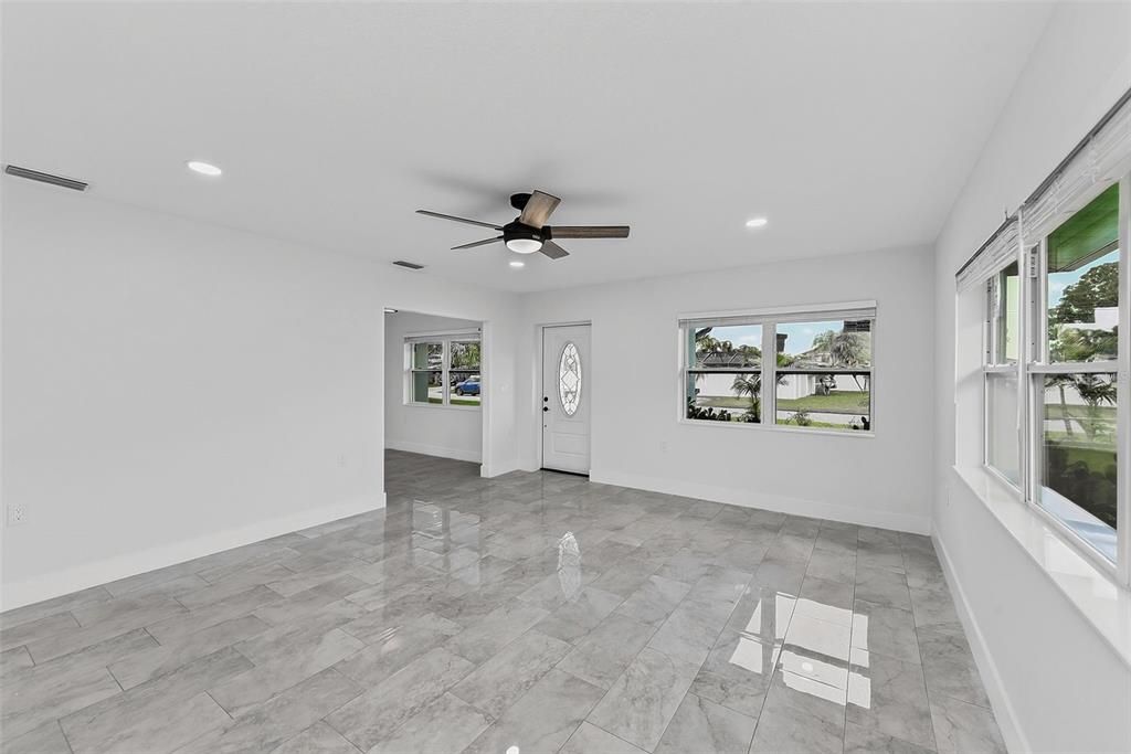 For Sale: $569,000 (2 beds, 2 baths, 1087 Square Feet)