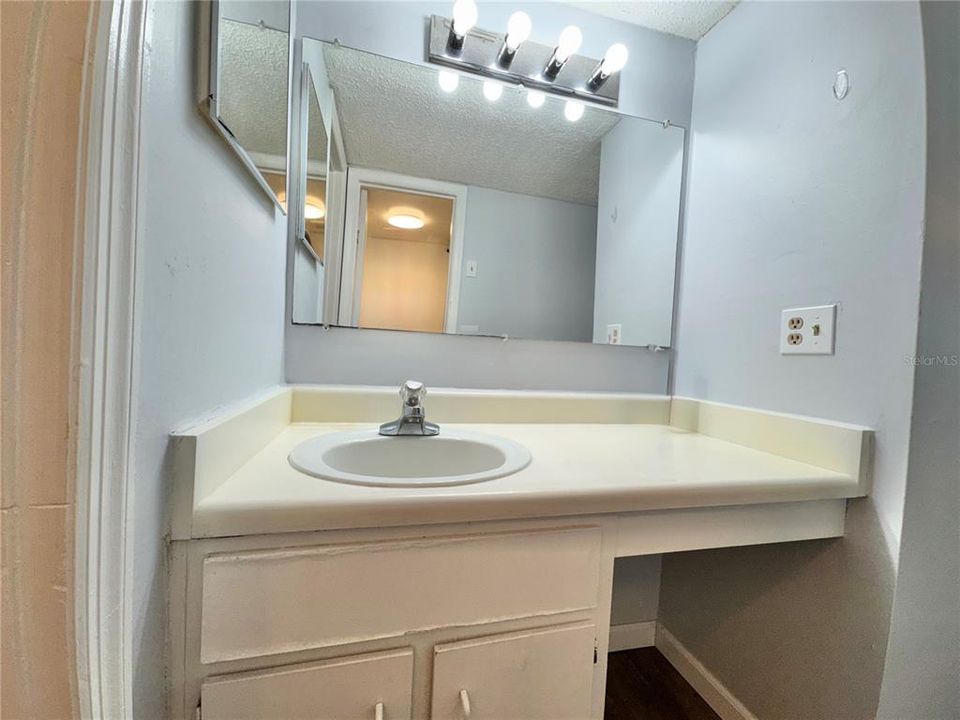 For Rent: $1,150 (1 beds, 1 baths, 550 Square Feet)