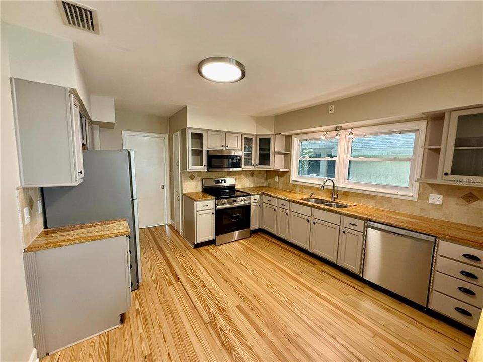 For Sale: $469,000 (3 beds, 2 baths, 1718 Square Feet)