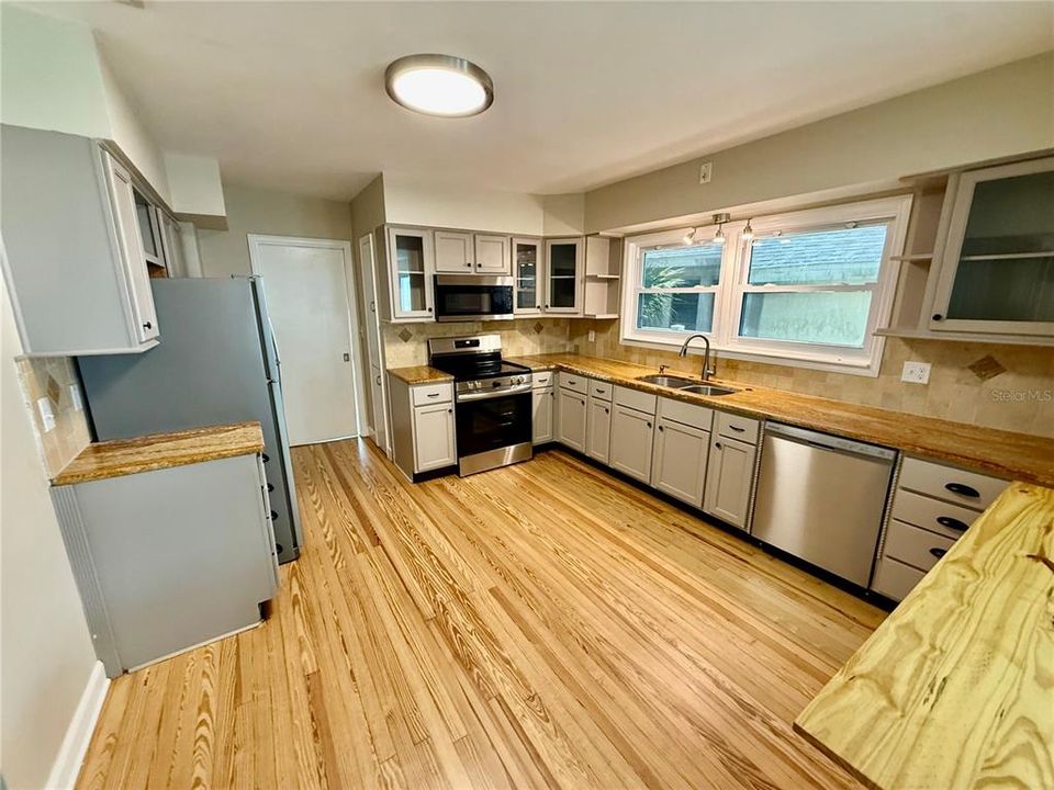 For Sale: $469,000 (3 beds, 2 baths, 1718 Square Feet)