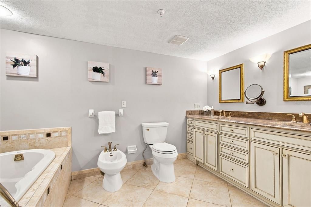 For Sale: $895,000 (2 beds, 2 baths, 1410 Square Feet)
