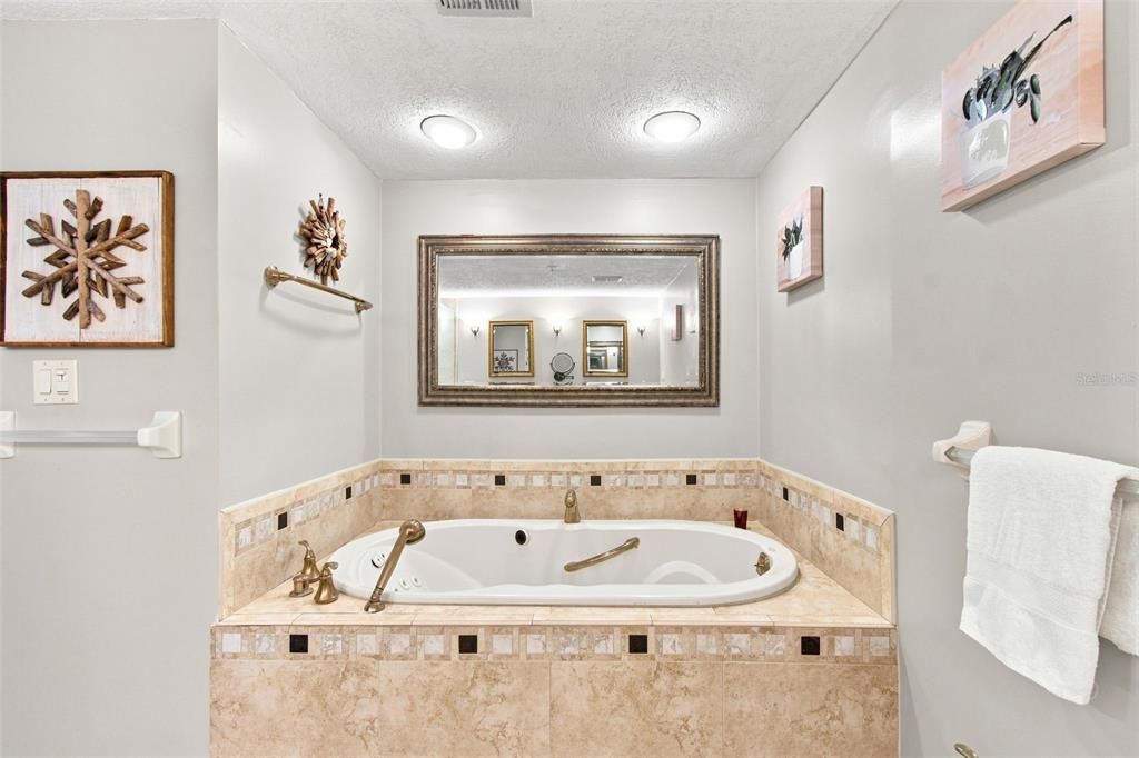 For Sale: $895,000 (2 beds, 2 baths, 1410 Square Feet)