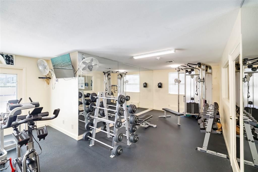 For Sale: $143,000 (2 beds, 2 baths, 948 Square Feet)