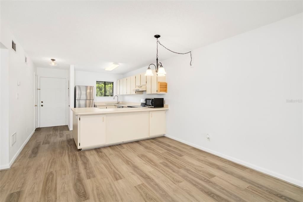 For Sale: $143,000 (2 beds, 2 baths, 948 Square Feet)