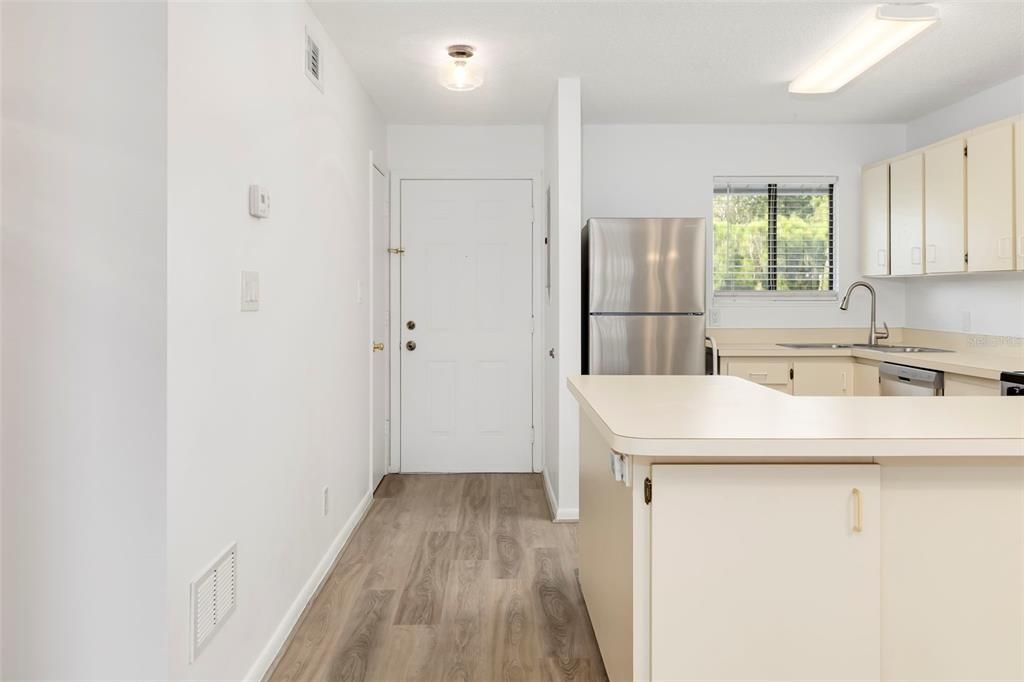 For Sale: $143,000 (2 beds, 2 baths, 948 Square Feet)