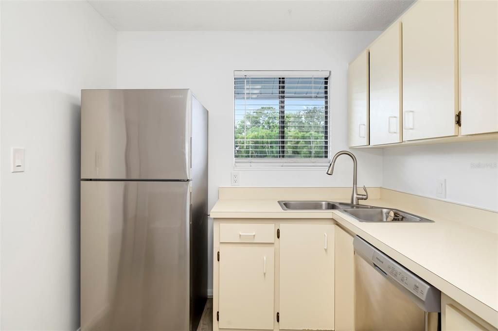 For Sale: $143,000 (2 beds, 2 baths, 948 Square Feet)