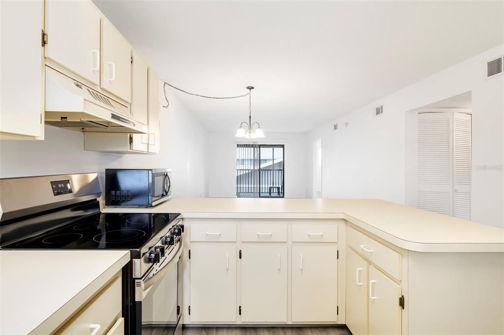For Sale: $143,000 (2 beds, 2 baths, 948 Square Feet)