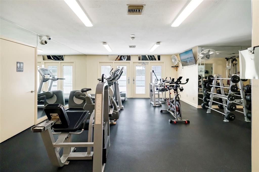 For Sale: $143,000 (2 beds, 2 baths, 948 Square Feet)