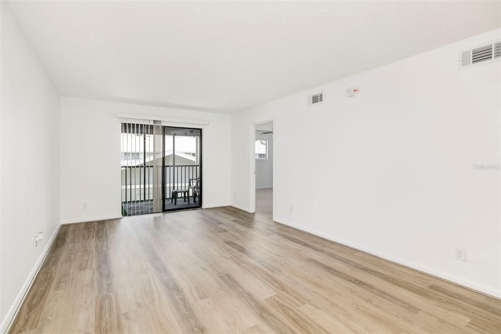 For Sale: $143,000 (2 beds, 2 baths, 948 Square Feet)
