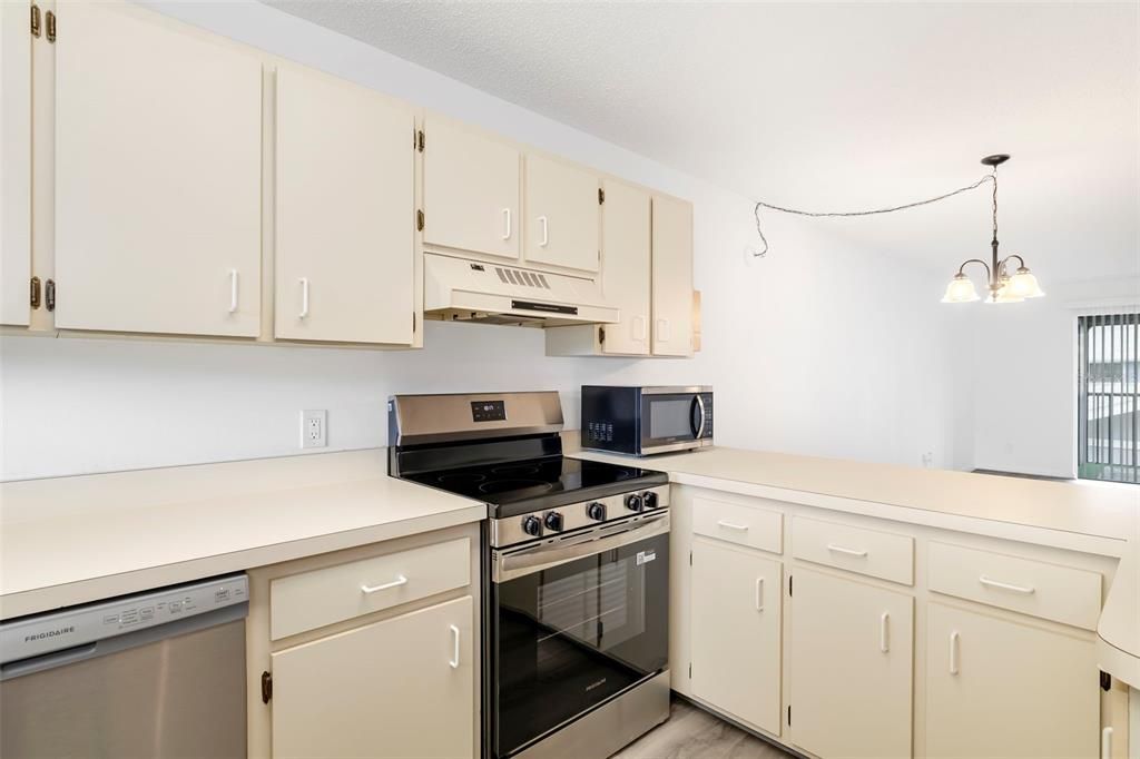 For Sale: $143,000 (2 beds, 2 baths, 948 Square Feet)