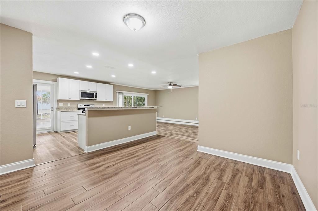 На продажу: $399,900 (3 спален, 2 ванн, 1708 Квадратных фут)
