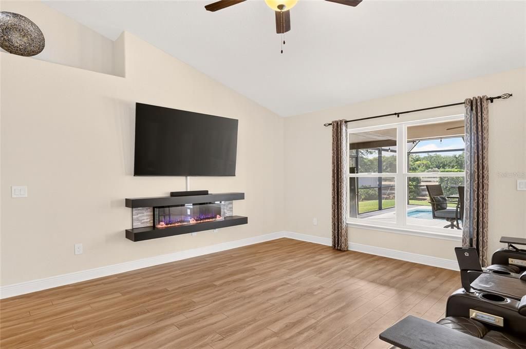For Sale: $374,900 (4 beds, 2 baths, 1733 Square Feet)