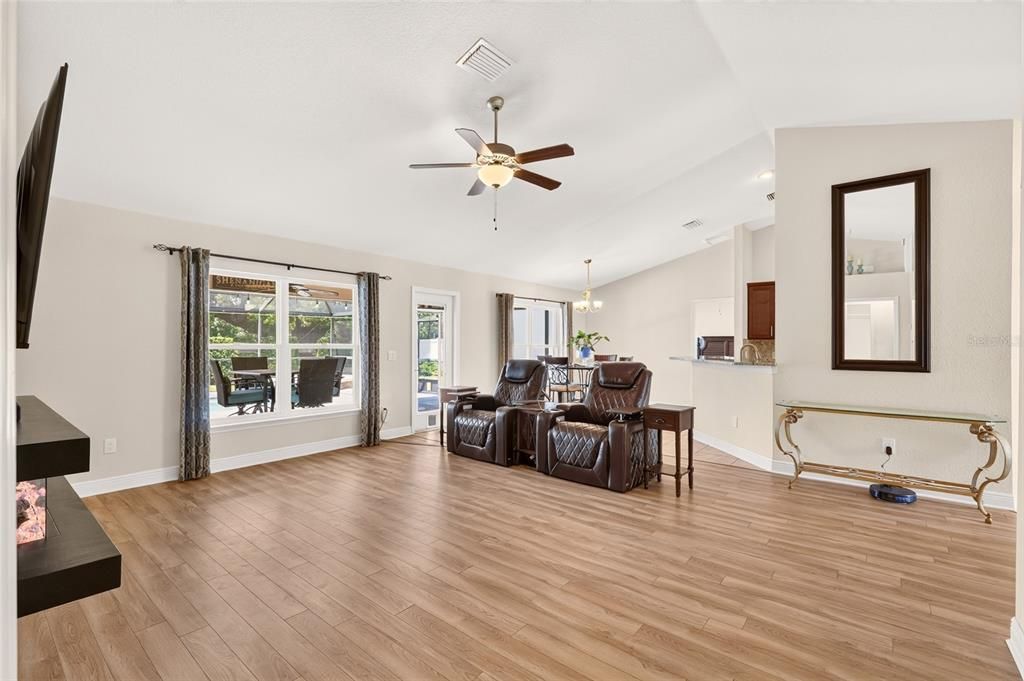 For Sale: $374,900 (4 beds, 2 baths, 1733 Square Feet)