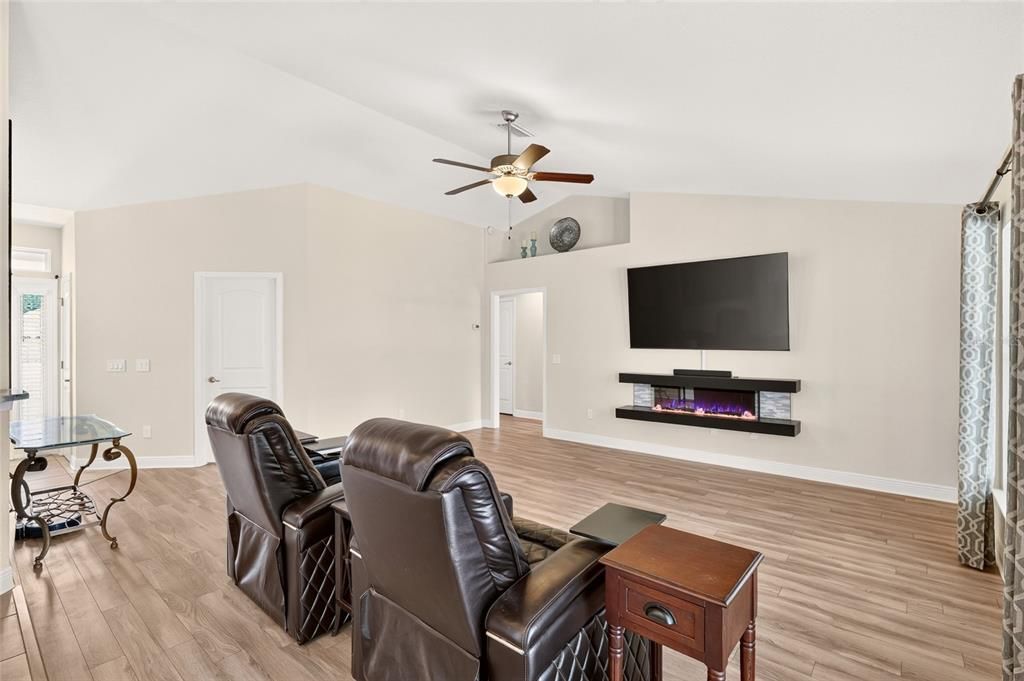 For Sale: $374,900 (4 beds, 2 baths, 1733 Square Feet)