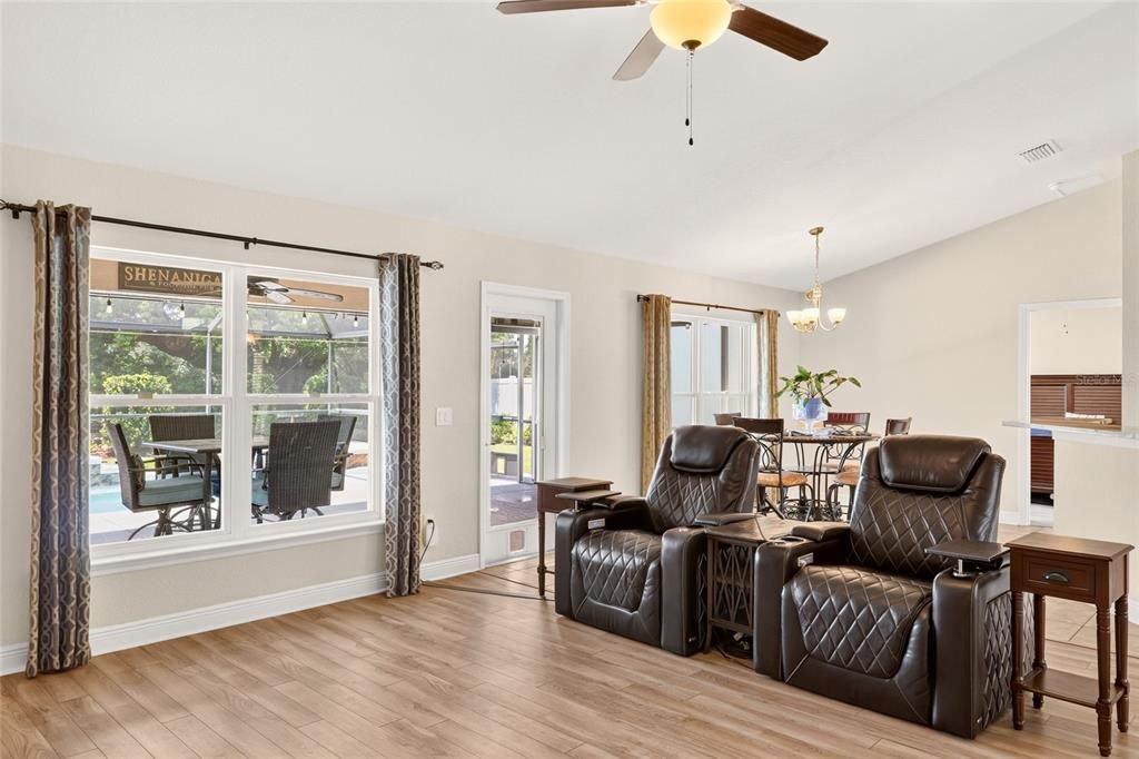 For Sale: $374,900 (4 beds, 2 baths, 1733 Square Feet)
