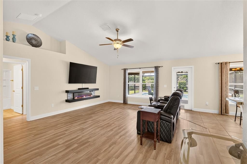 For Sale: $374,900 (4 beds, 2 baths, 1733 Square Feet)