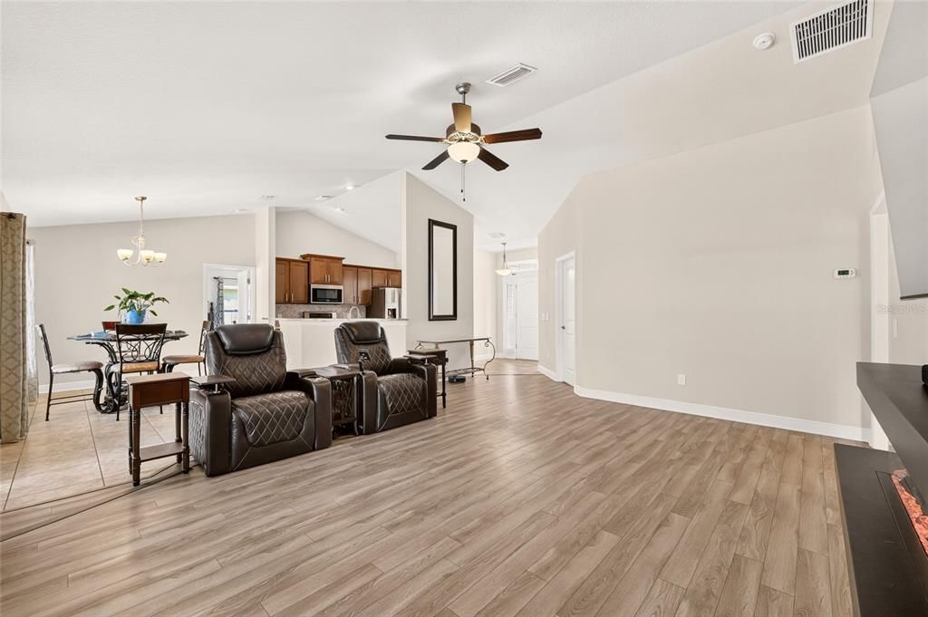 For Sale: $374,900 (4 beds, 2 baths, 1733 Square Feet)