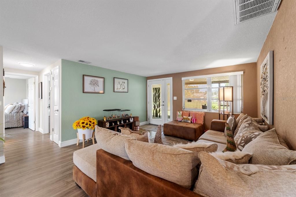 For Sale: $273,000 (3 beds, 2 baths, 1088 Square Feet)