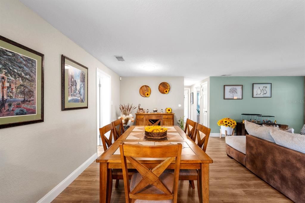 For Sale: $273,000 (3 beds, 2 baths, 1088 Square Feet)