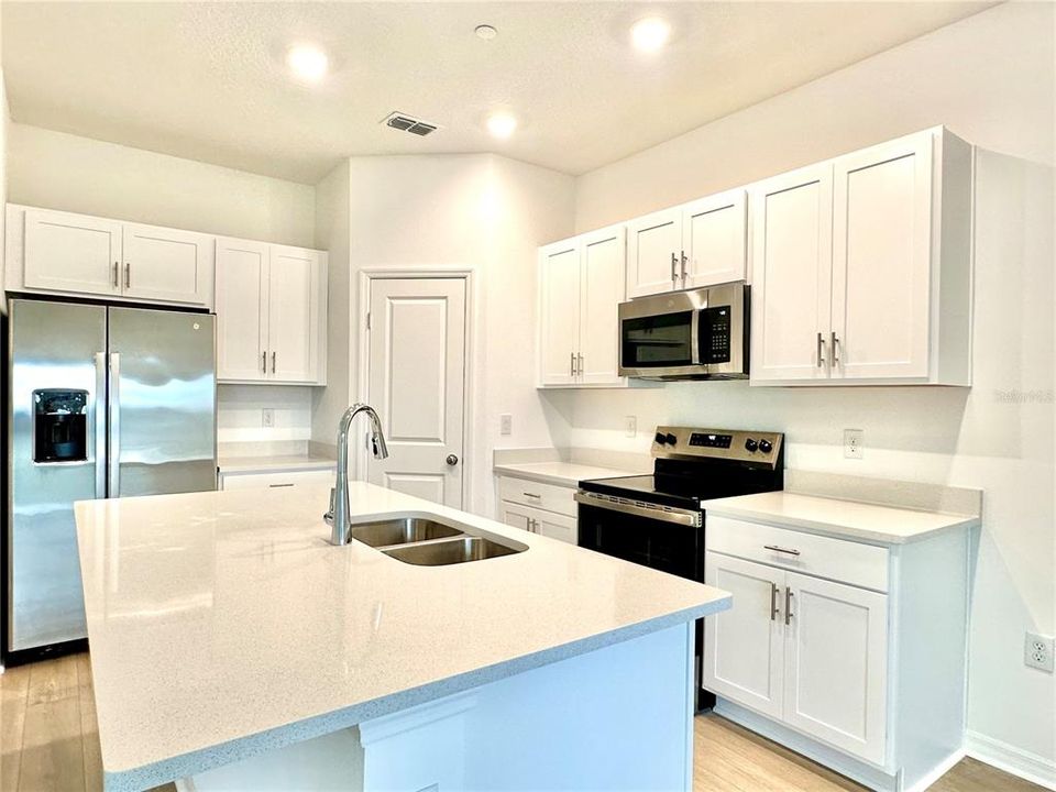 For Rent: $2,600 (3 beds, 2 baths, 1285 Square Feet)