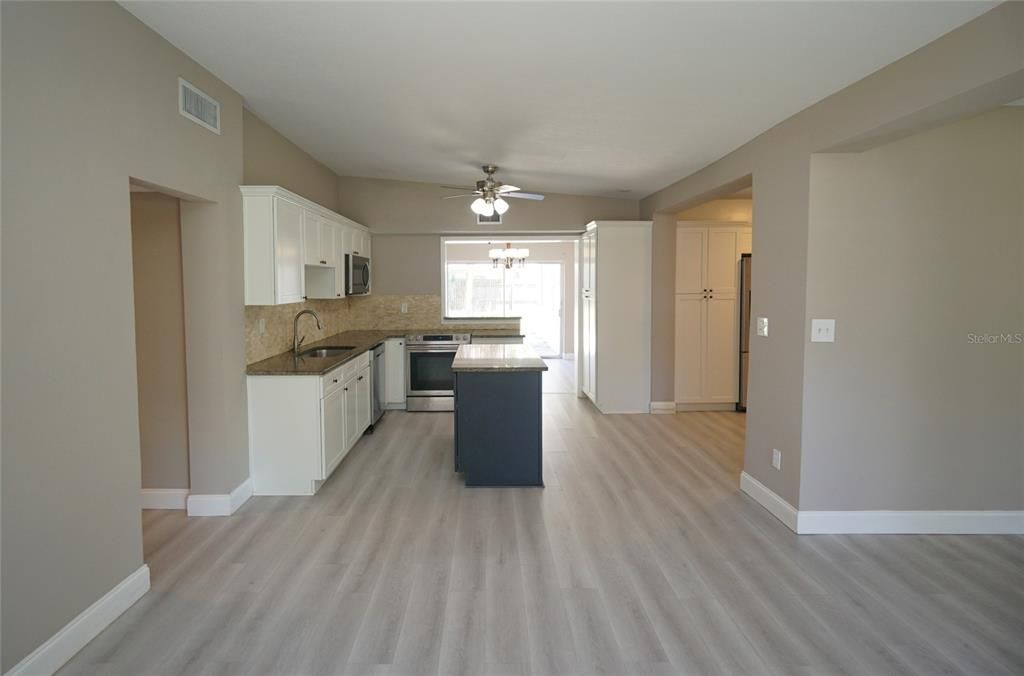 For Rent: $2,995 (4 beds, 2 baths, 1996 Square Feet)