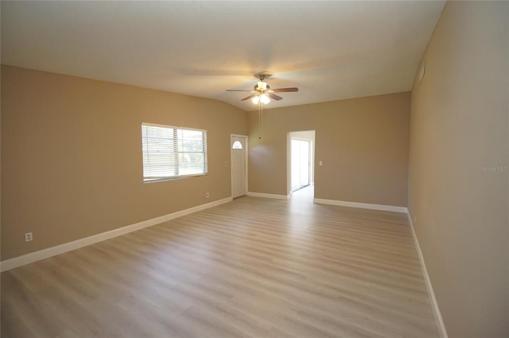 For Rent: $2,995 (4 beds, 2 baths, 1996 Square Feet)