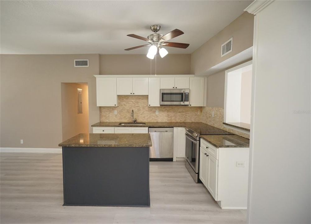 For Rent: $2,995 (4 beds, 2 baths, 1996 Square Feet)