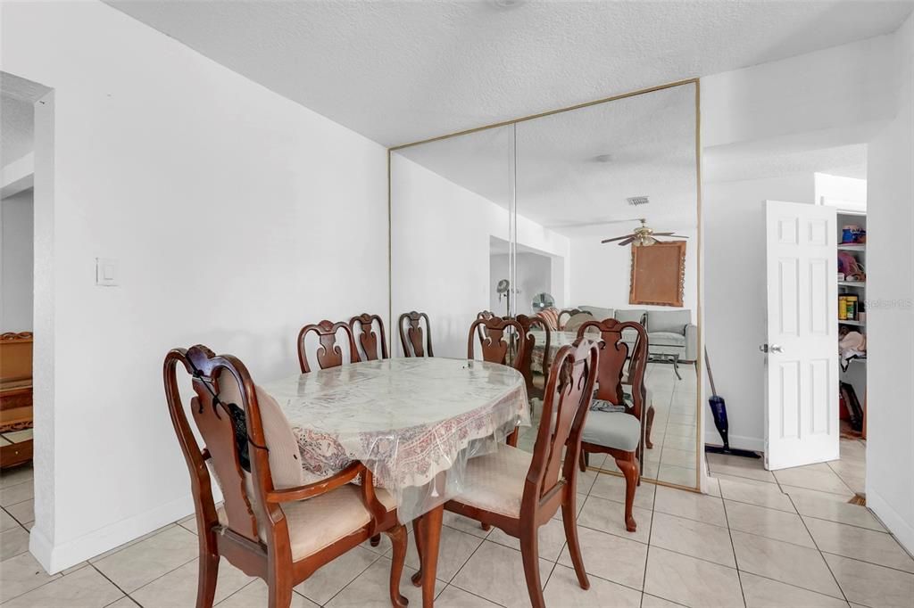 Activo con contrato: $230,000 (3 camas, 2 baños, 1373 Pies cuadrados)