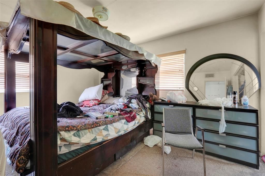 Activo con contrato: $230,000 (3 camas, 2 baños, 1373 Pies cuadrados)
