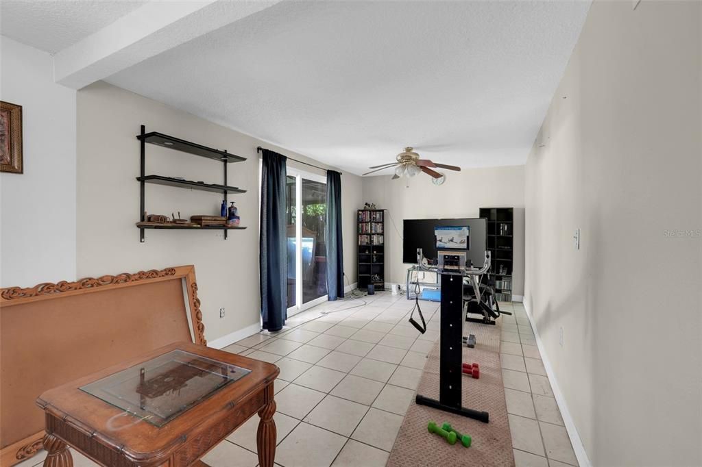 Activo con contrato: $230,000 (3 camas, 2 baños, 1373 Pies cuadrados)