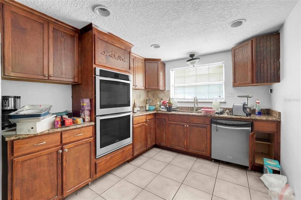 Activo con contrato: $230,000 (3 camas, 2 baños, 1373 Pies cuadrados)