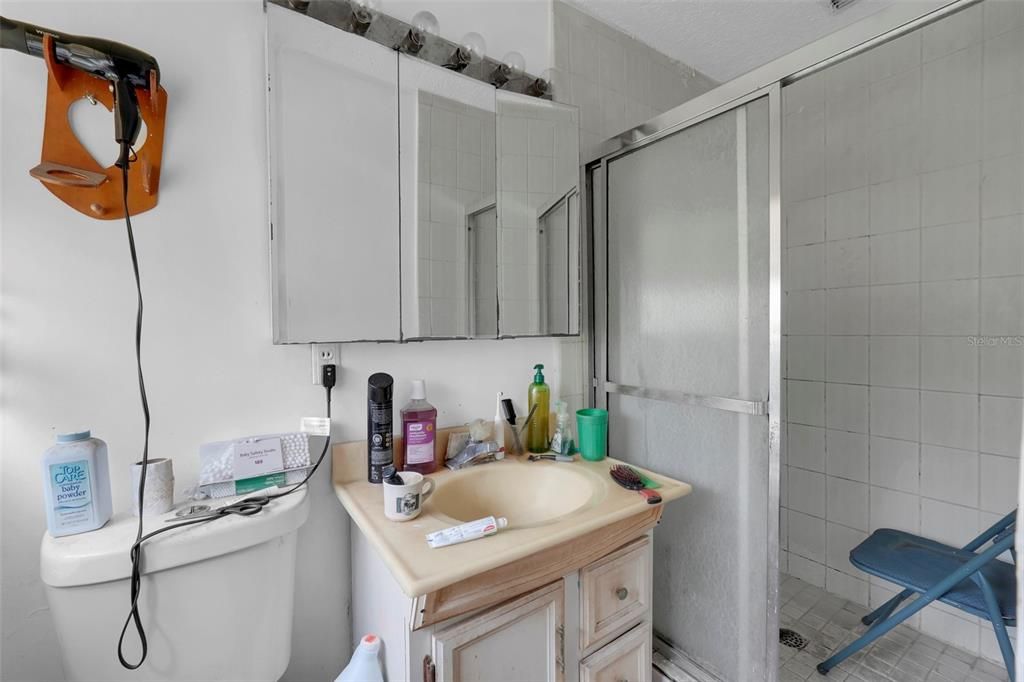Activo con contrato: $230,000 (3 camas, 2 baños, 1373 Pies cuadrados)