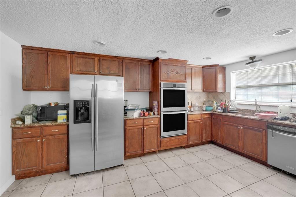 Activo con contrato: $230,000 (3 camas, 2 baños, 1373 Pies cuadrados)