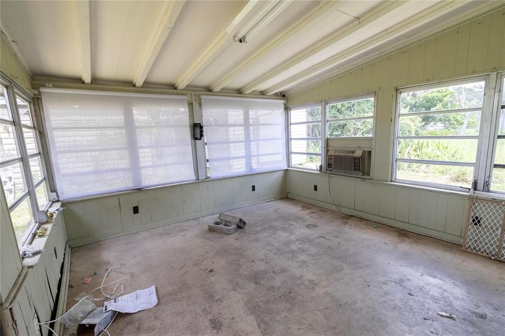 For Sale: $125,000 (2 beds, 1 baths, 682 Square Feet)