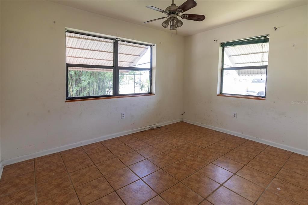 For Sale: $125,000 (2 beds, 1 baths, 682 Square Feet)
