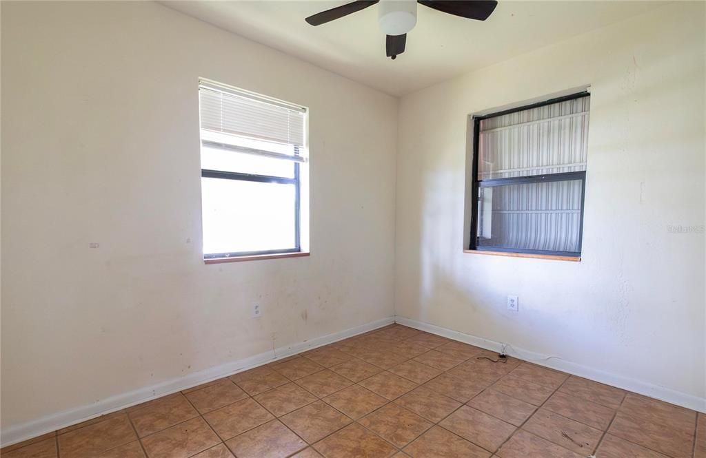 For Sale: $125,000 (2 beds, 1 baths, 682 Square Feet)