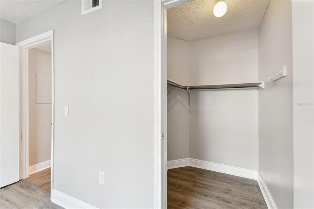 For Rent: $1,450 (1 beds, 1 baths, 700 Square Feet)