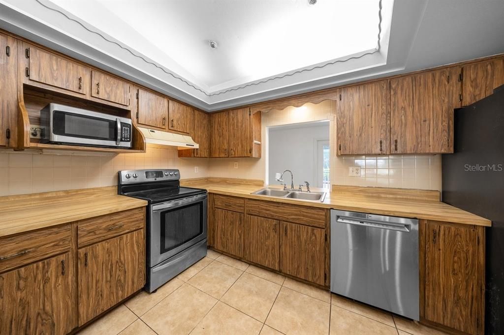 For Sale: $339,000 (5 beds, 2 baths, 2504 Square Feet)