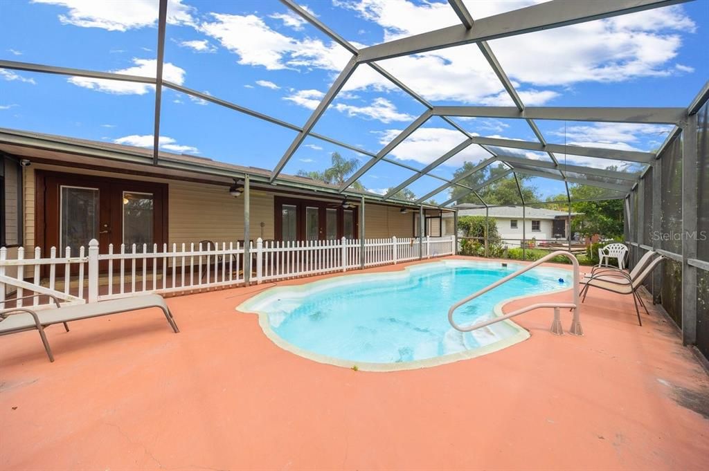 For Sale: $339,000 (5 beds, 2 baths, 2504 Square Feet)