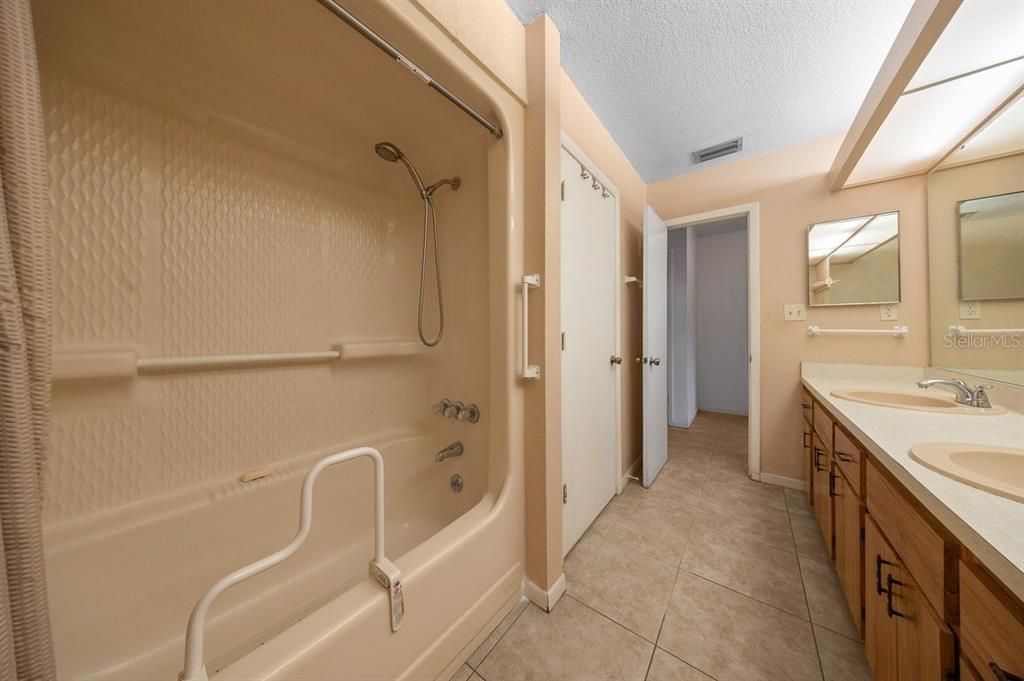For Sale: $339,000 (5 beds, 2 baths, 2504 Square Feet)