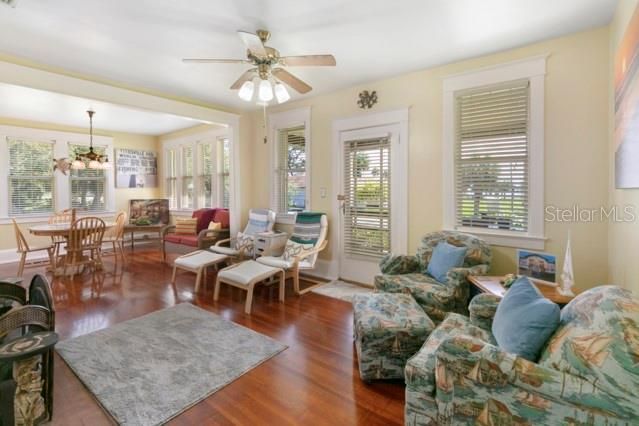 For Sale: $350,000 (3 beds, 1 baths, 1260 Square Feet)