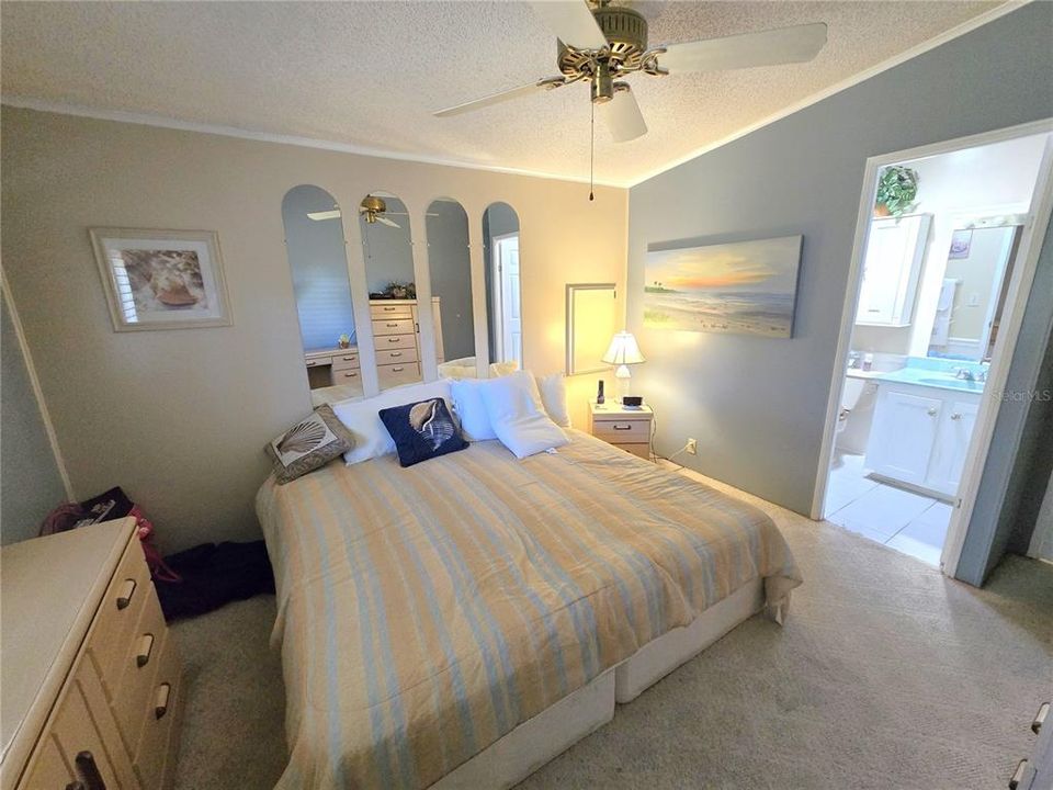 For Rent: $2,000 (2 beds, 2 baths, 864 Square Feet)