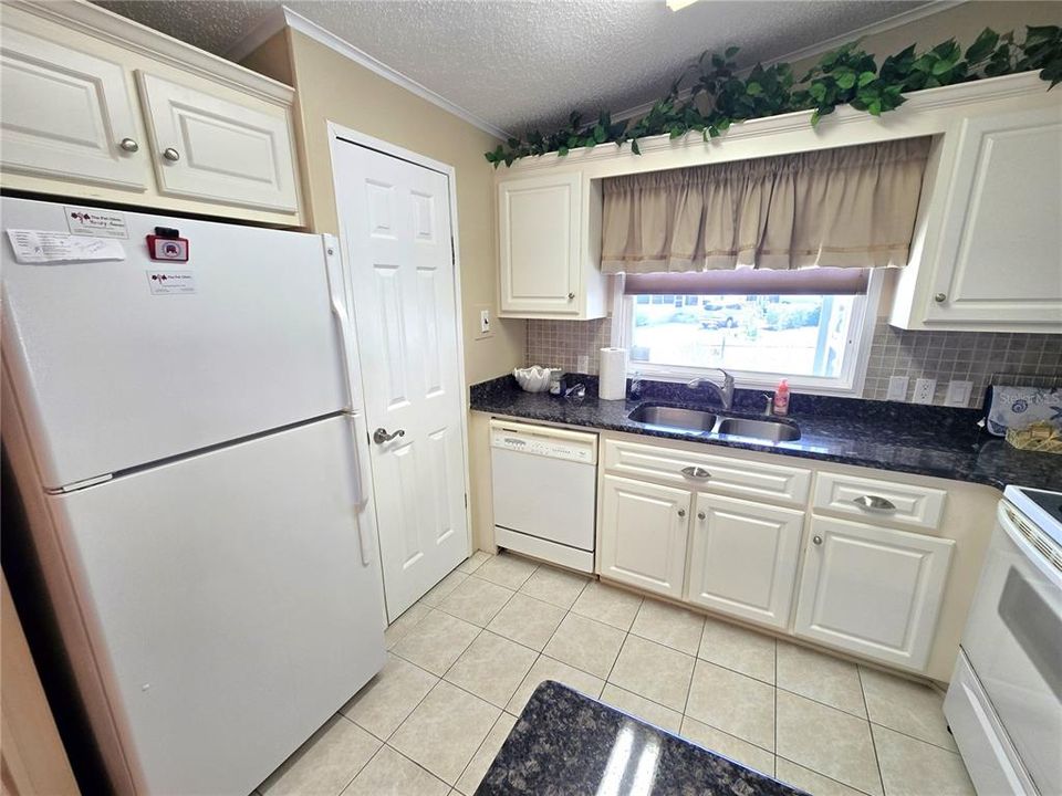 For Rent: $2,000 (2 beds, 2 baths, 864 Square Feet)