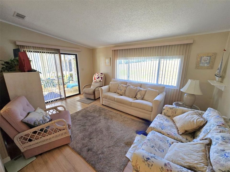 For Rent: $2,000 (2 beds, 2 baths, 864 Square Feet)