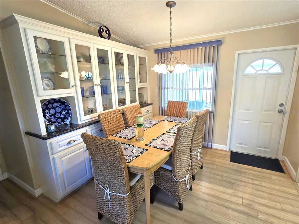For Rent: $2,000 (2 beds, 2 baths, 864 Square Feet)