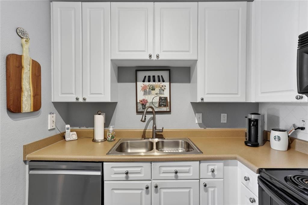 For Sale: $184,900 (1 beds, 1 baths, 800 Square Feet)