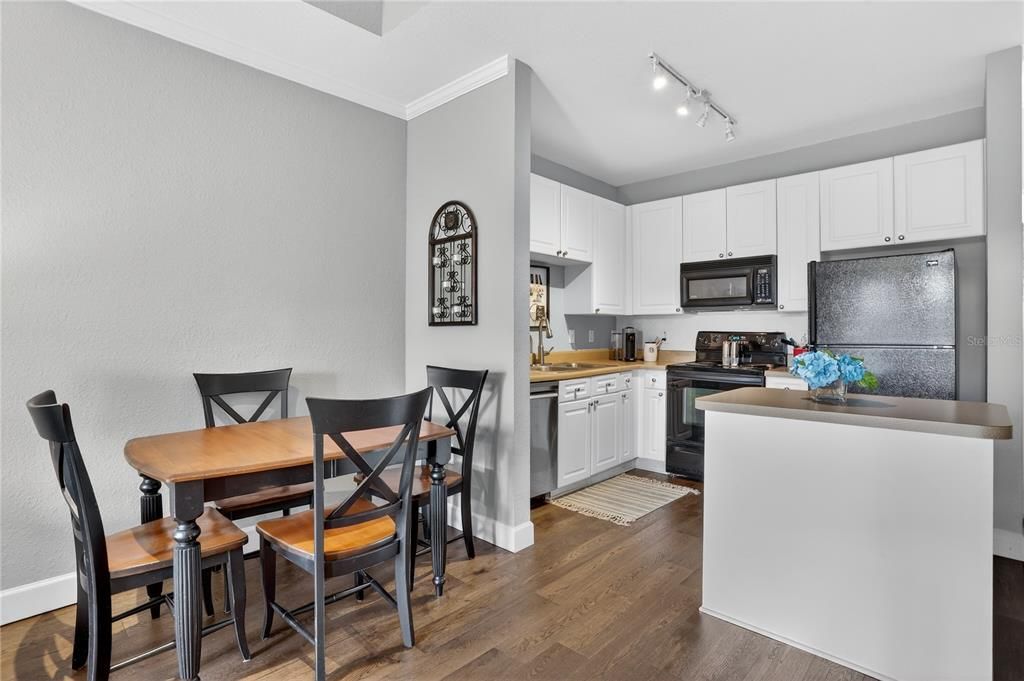 For Sale: $184,900 (1 beds, 1 baths, 800 Square Feet)