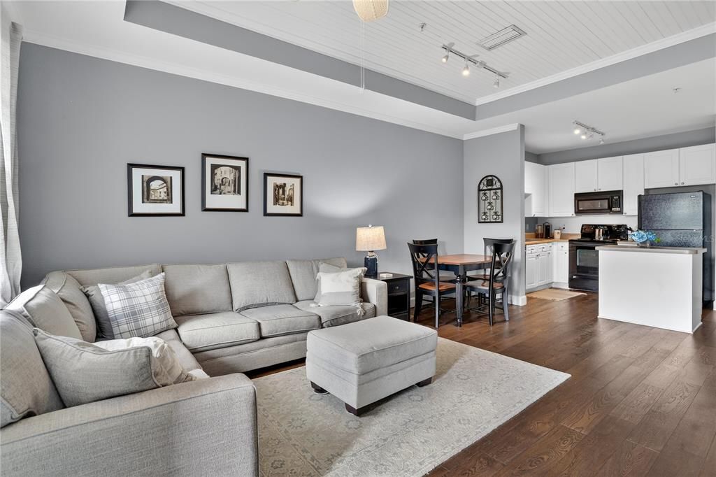For Sale: $184,900 (1 beds, 1 baths, 800 Square Feet)