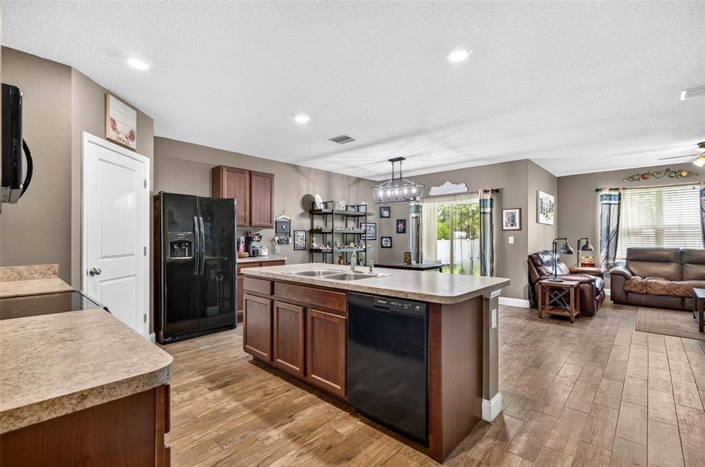 На продажу: $349,900 (4 спален, 2 ванн, 1846 Квадратных фут)