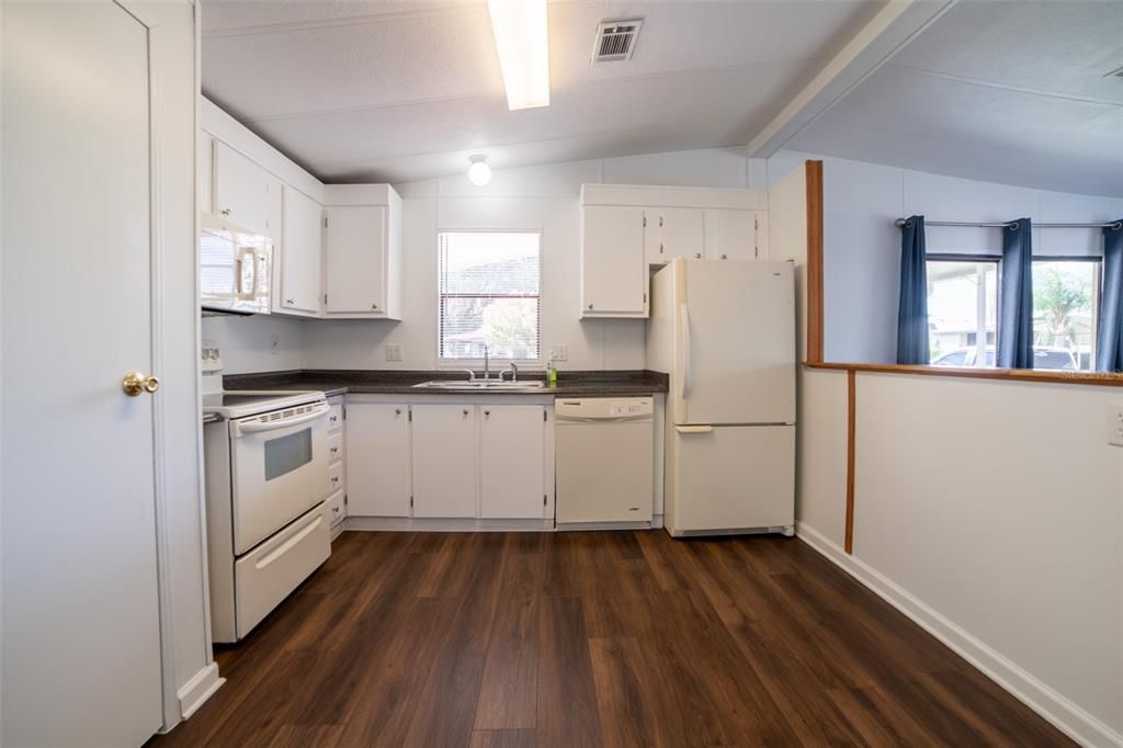 For Rent: $1,695 (2 beds, 2 baths, 937 Square Feet)
